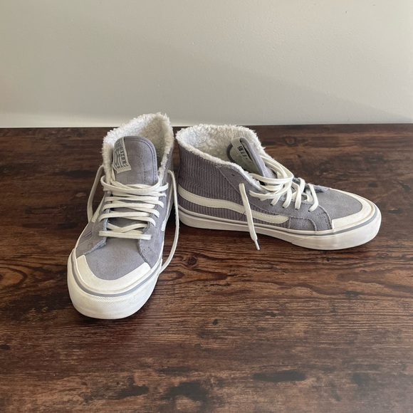 High- Top Vans - Picture 2 of 5